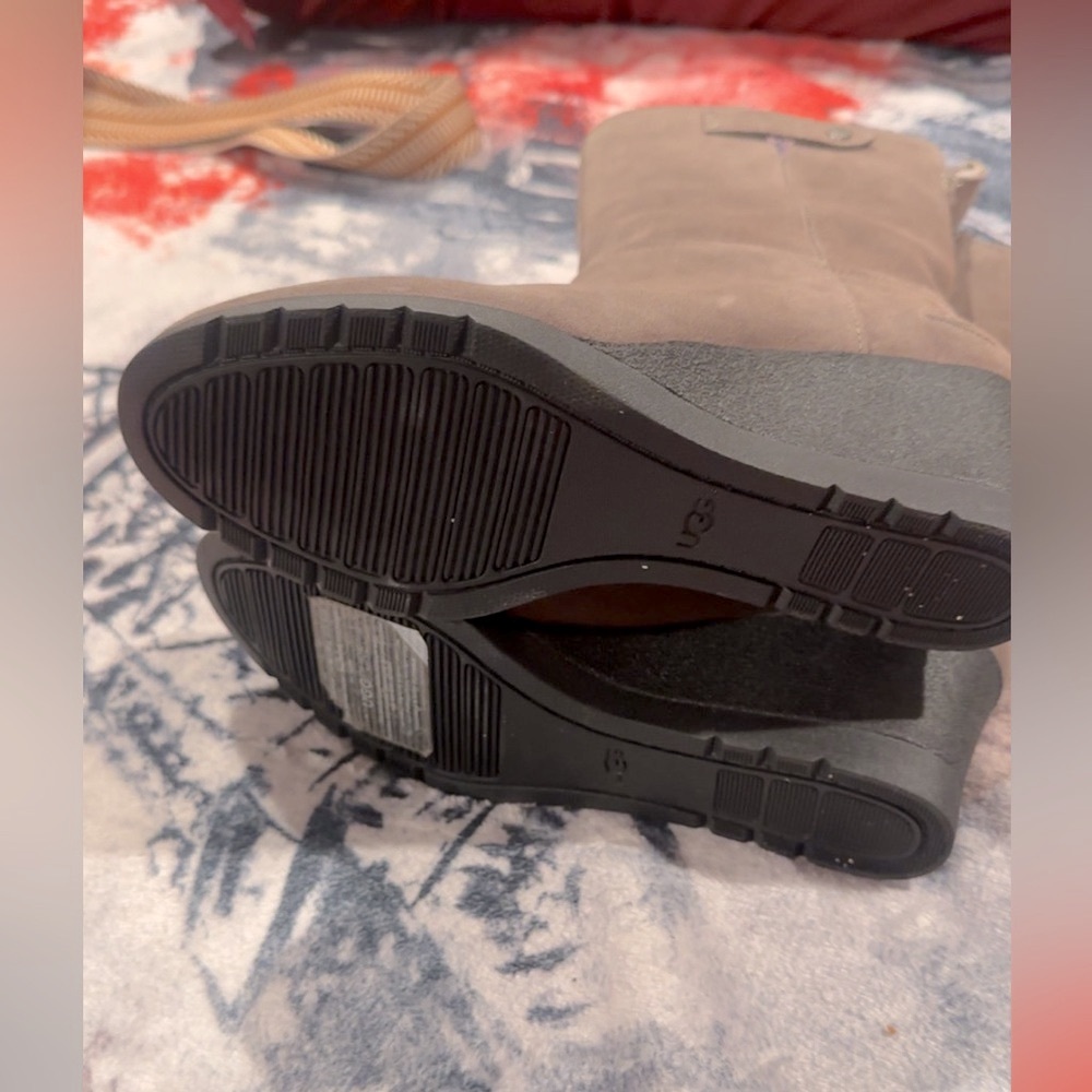 Ugg - Picture 3 of 5